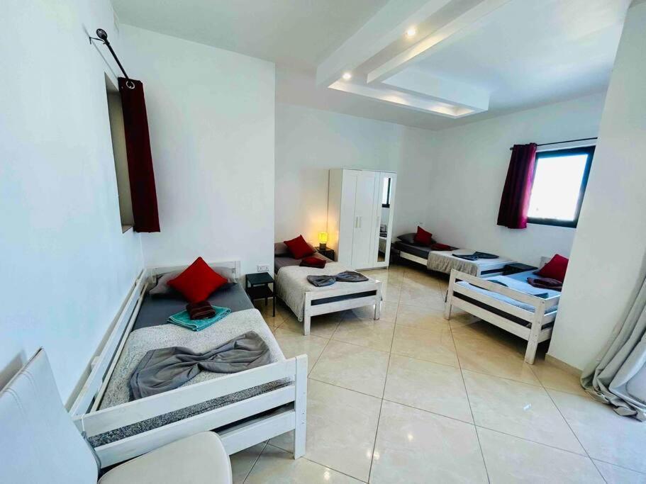 Duplex Whiskey Home 200M Away From The Sea And The Square St. Paul's Bay Dış mekan fotoğraf